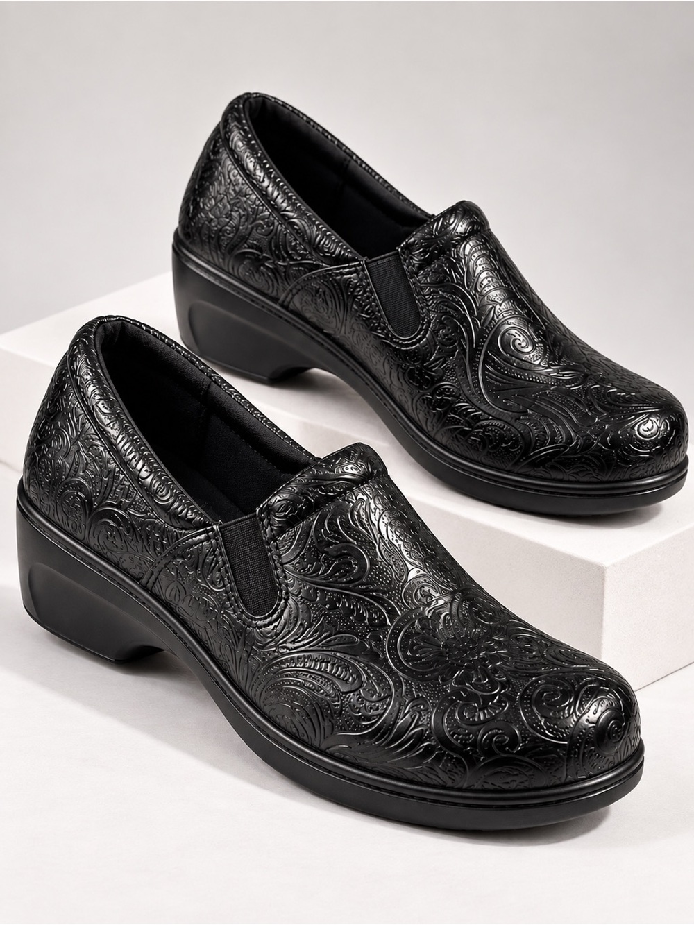Yuu Bethanee Black Floral Embossed Leather Clogs Slip On Shoes Womens 9.5 M